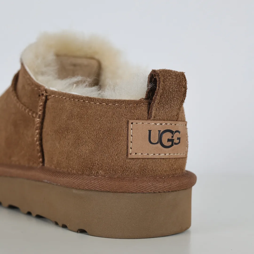 Pick up locally 💰520 Core recommendation Good price Independently developed original outsole, cashmere insole, keeping warm in winter, suitable for home use. In recent years, uug has launched a style series, which is partially skewed towards the preferences of young consumers, and has also been at the forefront of fashion trends. Shoe body material, water-repellent coated suede upper, 17mm UGGPURE™ implanted wool insole, lightweight non-slip and comfortable rubber outsole, with brand LOGO, complete packaging, size: 35 36 37 38 39 40